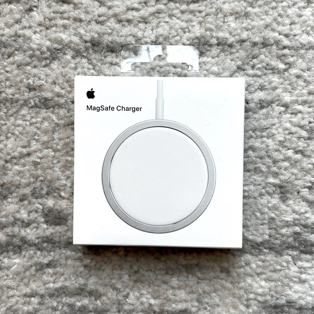 NWT Apple MagSafe Charger for iPhones OEM Authentic NIB